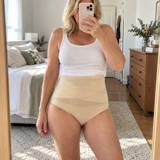 Clienta con la faja moldeadora beige frente al espejo